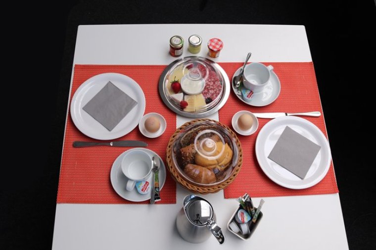 Buffet Platte FINESSE Ø 22 cm mit Abdeckhaube ohne Griffe Edelstahl